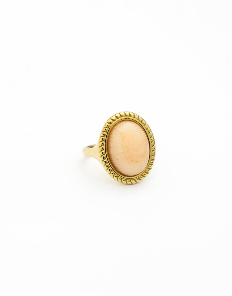 Ring met grote ovale steen beige