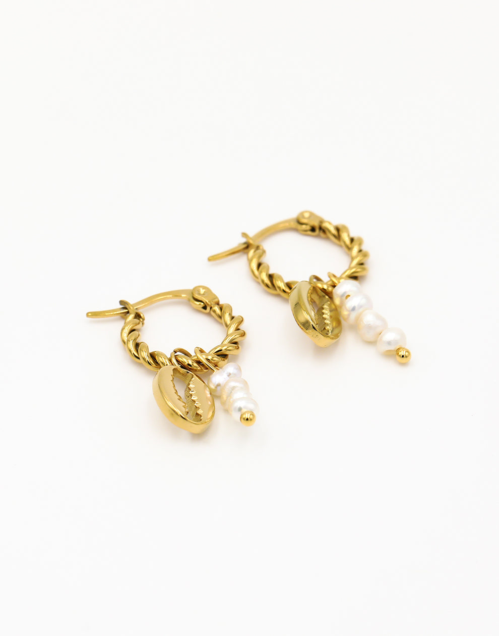 Gedraaide creolen met parels en schelp