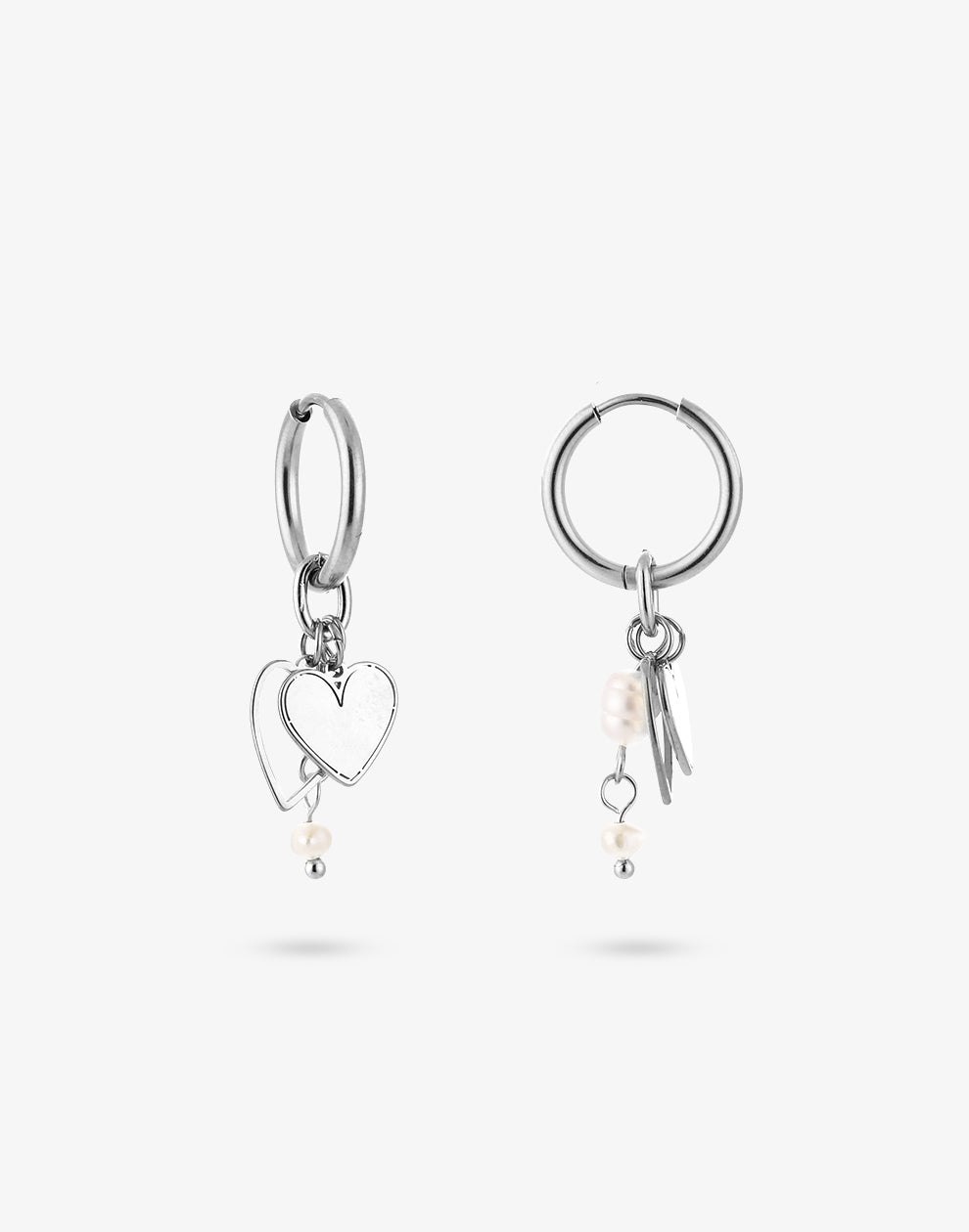 Oorringen dubbel hartjes parel zilverkleurig