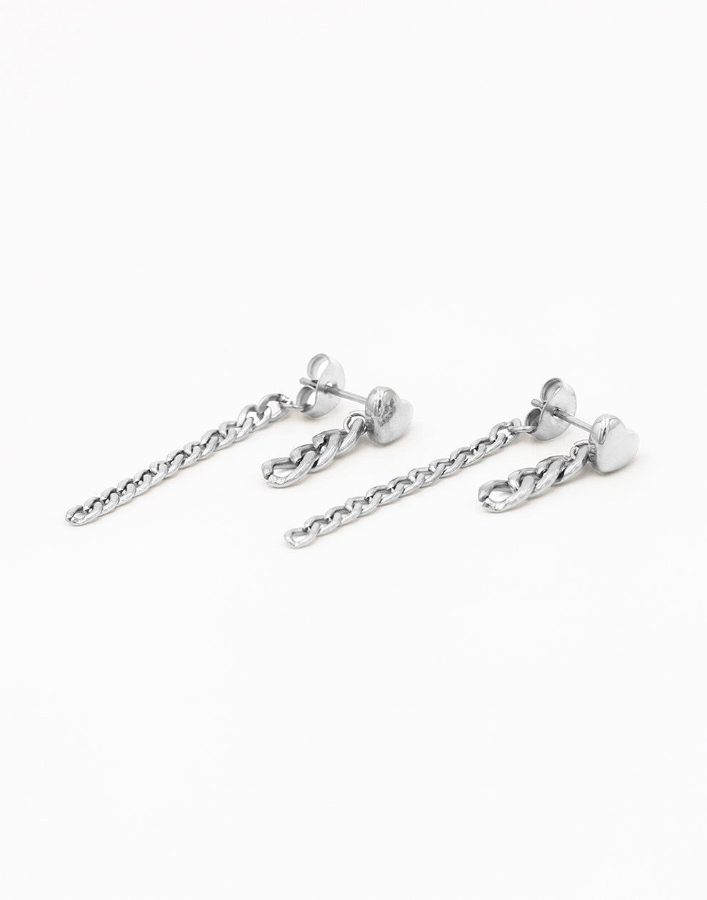 Hartjes oorsteker met chain zilverkleurig
