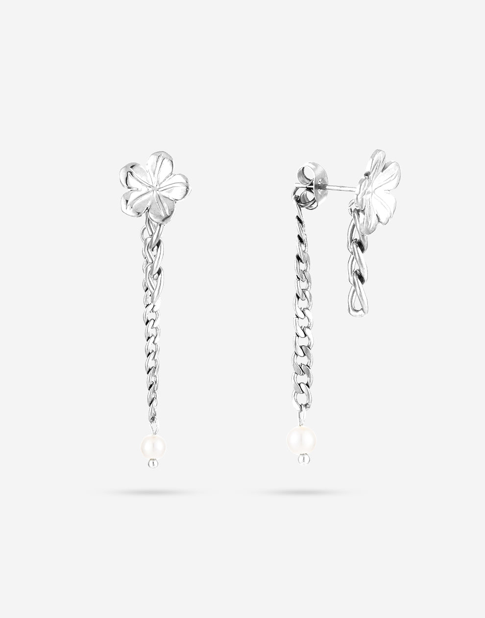 Bloem oorsteker met chain zilverkleurig