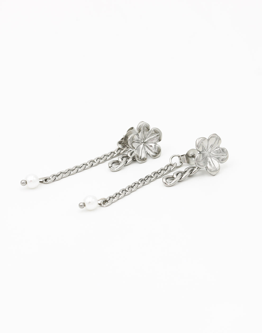 Bloem oorsteker met chain zilverkleurig
