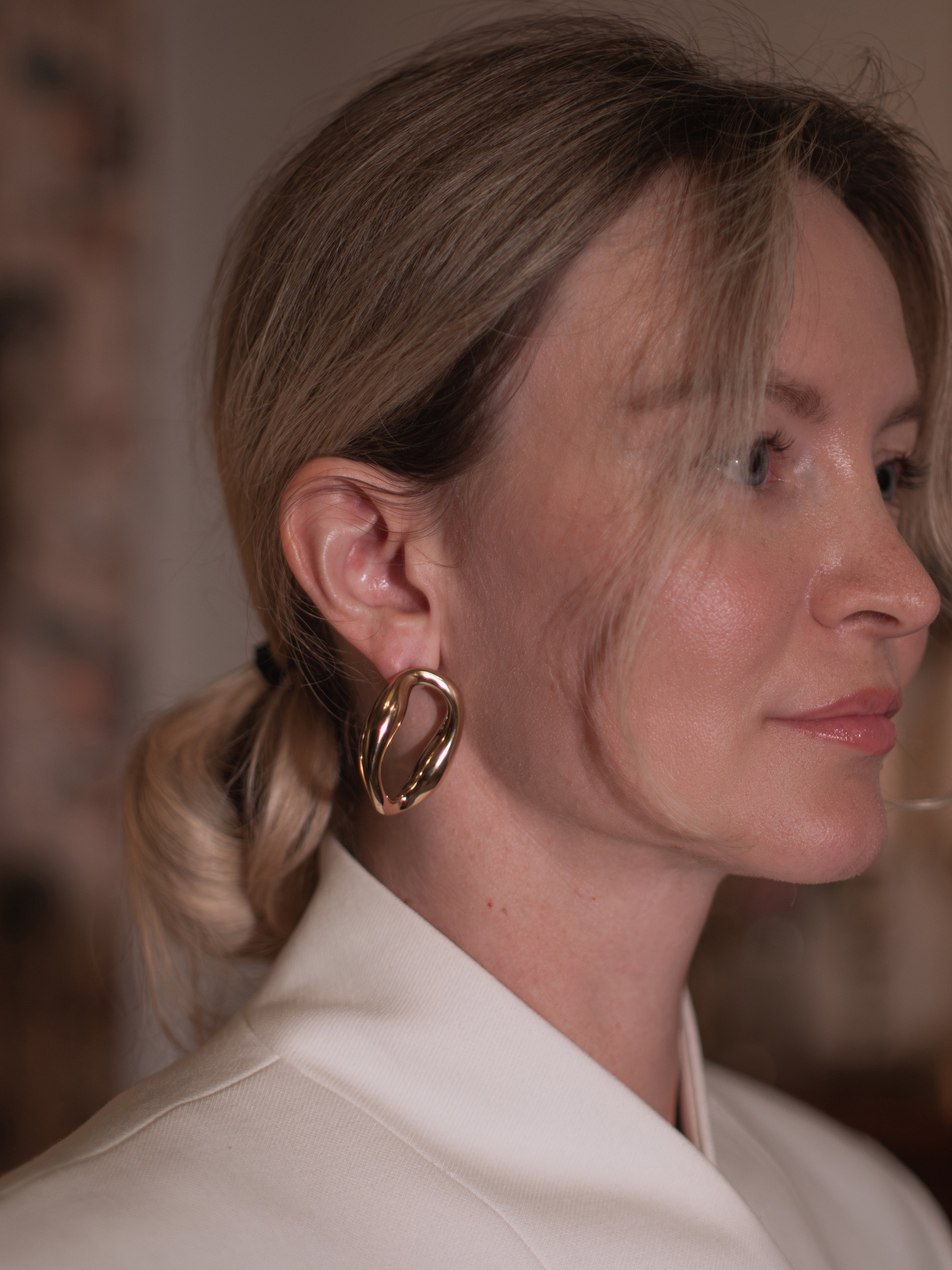 Statement ear stud open link gold-colored