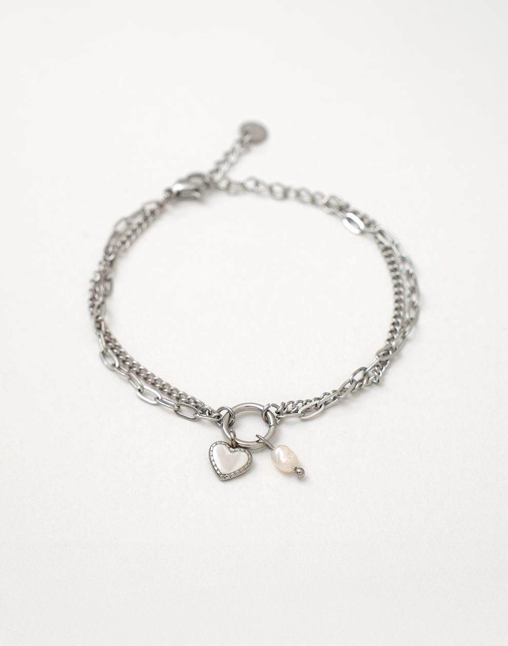 Armband dubbel hartje en parel zilverkleurig